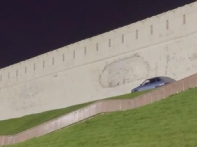 Проехавшегося вдоль стен Казанского Кремля автохама арестовали на трое суток