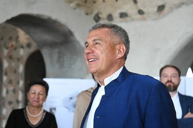 Минниханов посетил выставку «Свет веры – Иман нуры» в Казанском Кремле