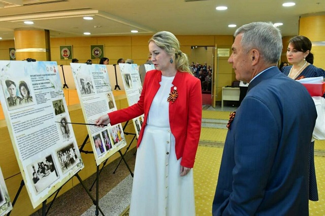 Минниханову презентовали фотовыставку «Где побеждает любовь» к 9 Мая