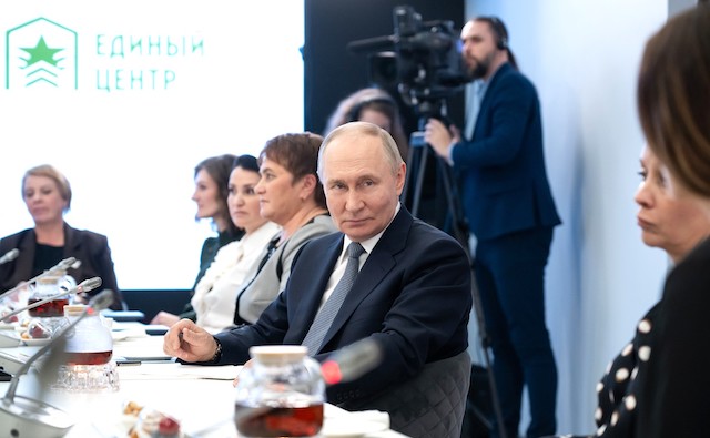 Путин одобрил идею единого регионального стандарта помощи семьям бойцов СВО