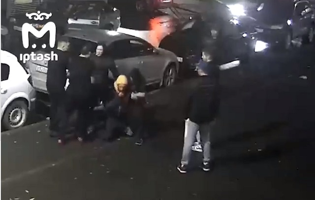 Mash: В Казани две компании парней устроили массовую драку со стрельбой – видео