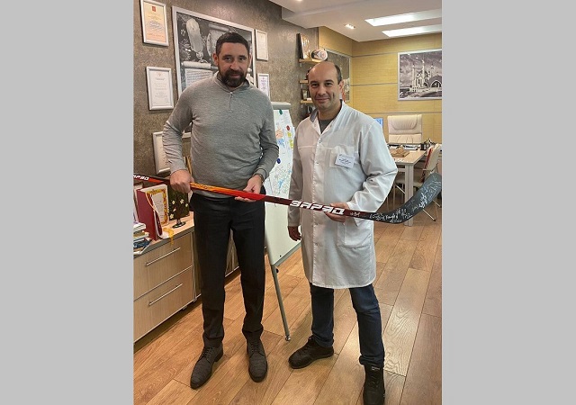 Хоккеист Данис Зарипов подарил клюшки своего завода врачам ДРКБ