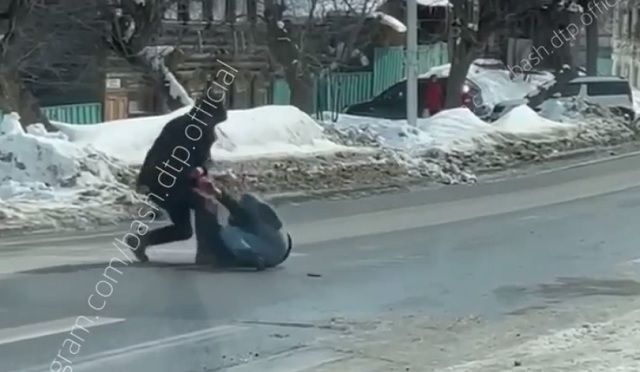 В сети опубликовали видео кровожадного убийства в центре Уфы (18+)
