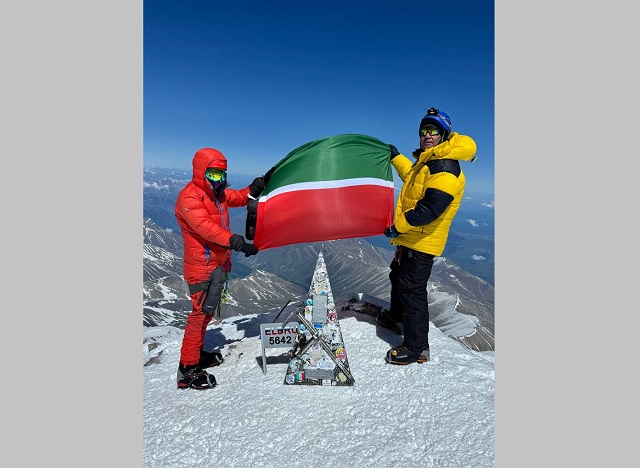 Челнинцы подняли на вершину Эльбруса флаг Татарстана, чак-чак и 3 кг земли