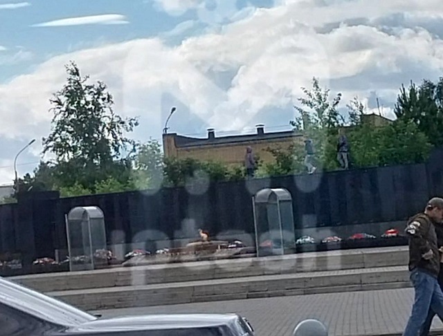 Устроивших прогулку по мемориальной стене подростков разыскивают в Набережных Челнах