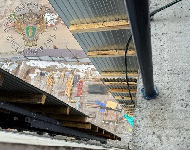 Возбуждено уголовное дело: в Казани 25-летний рабочий разбился, упав с 11-го этажа