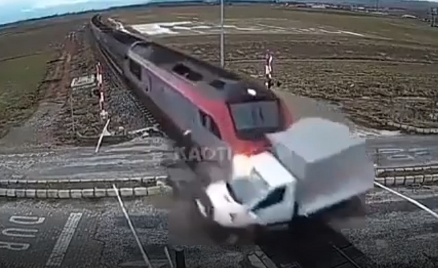 Шокирующее видео: поезд снес застрявшую на ж/д путях «Газель»