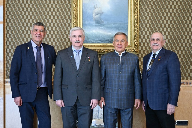 Девять полетов, три года на орбите: легендарные космонавты встретились с Миннихановым