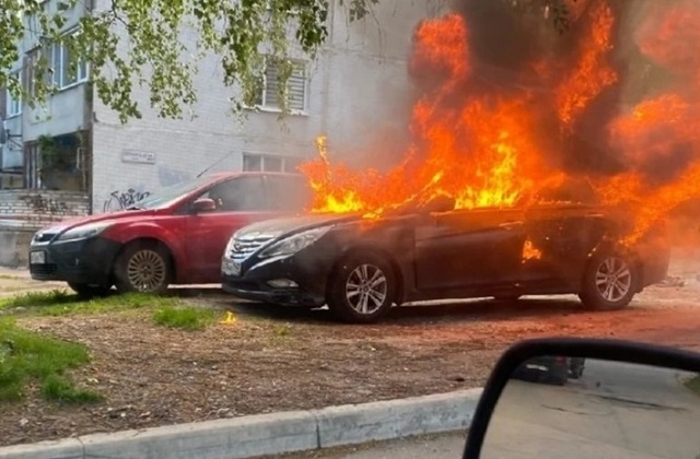 Взрыв легковушки во дворе дома попал на видео в Ленобласти