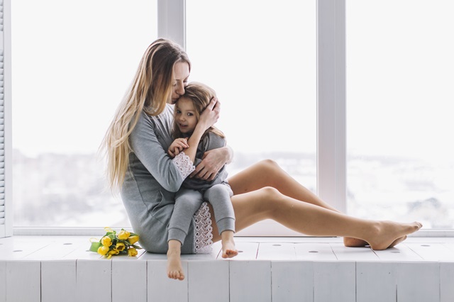 Около 20 детей выпали из окон домов за первые дни июля в России