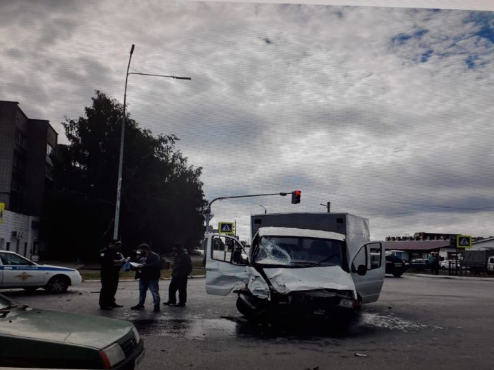 Алабугада янгын сүндерү машинасы "Газель" белән бәрелешкән