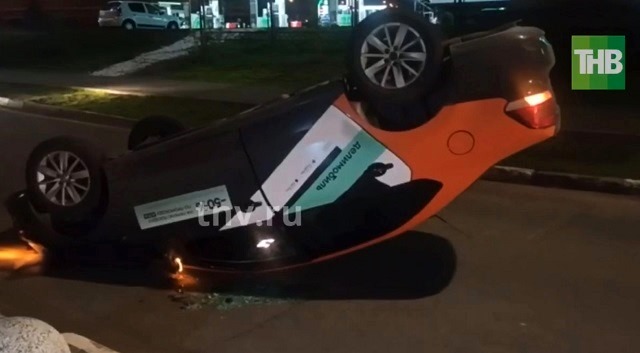 Каршеринговый автомобиль перевернулся на крышу на парковке ТЦ в Казани – видео