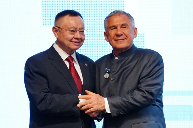 Минниханов стал почетным строителем России