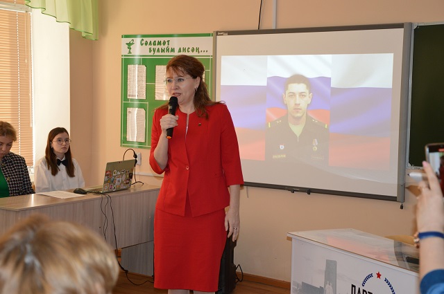 «Парту Героя» в честь погибшего в СВО бойца открыли в медколледже Набережных Челнов