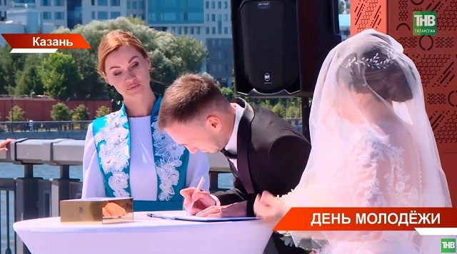 Музыкальная сцена, спортивные соревнования и свадьба: в Казани отметили День молодежи