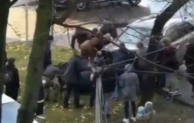 Попавший в ДТП автомобиль сбил женщину с двумя детьми в Москве – видео