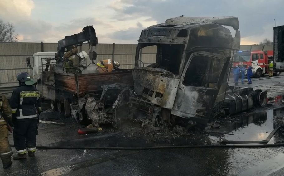 Камера наблюдения зафиксировала момент смертельной аварии на КАД в Петербурге