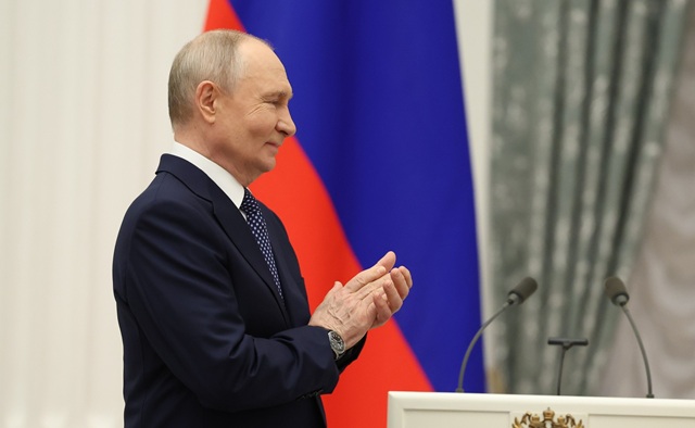 Орден Почета, медаль «Родительская слава» и почётные звания: Путин отметил наградами 13 татарстанцев