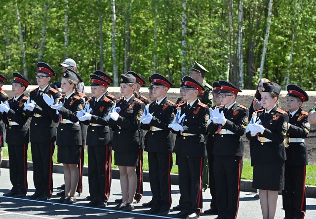 Минниханов поздравил учеников тетюшской кадетской школы-интерната с Днём защиты детей