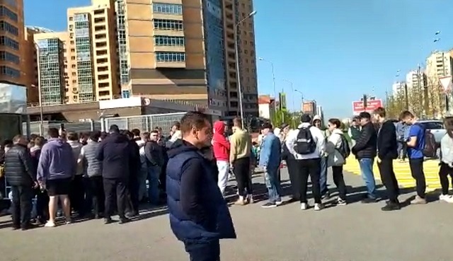 Болельщики «Ак Барса» выстроились в огромную очередь за билетами на финал Кубка Гагарина