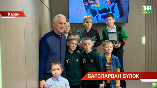 «Ак Барс» хоккей клубы беренче тапкыр сабыйлар өчен китап чыгарды - видео