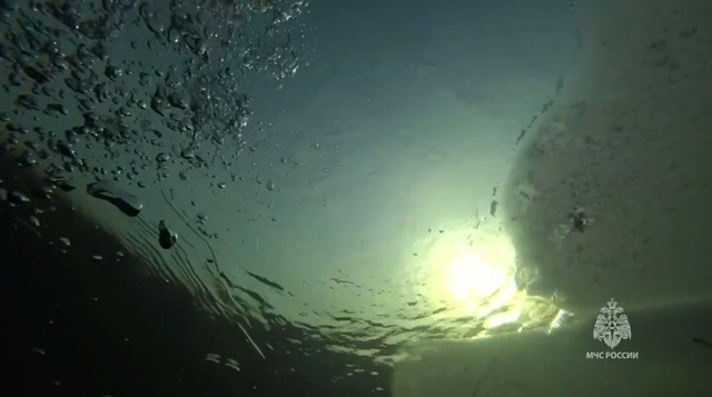 Глазами тонущего: МЧС показало, что видит провалившийся под лед человек