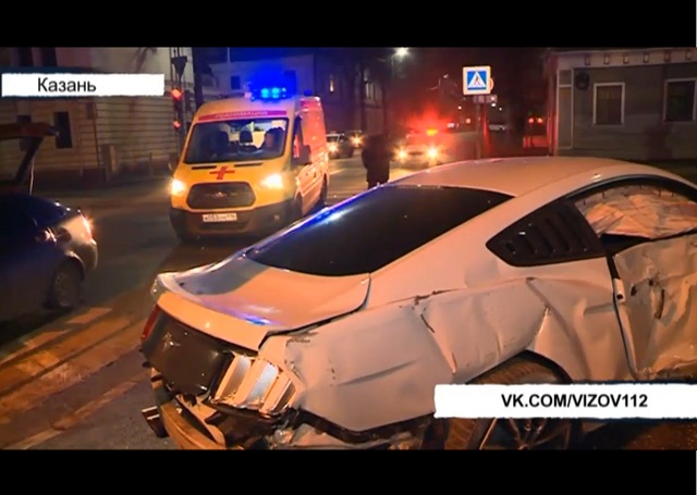 В Казани водитель «Лады» снес выскочивший на «красный» Ford Mustang – видео