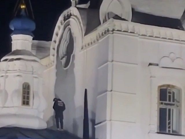 Подросток справил нужду на крыше храма - видео