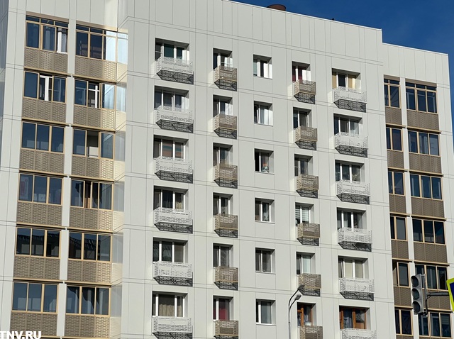 60-летние дома утепляют и остекляют: капремонт домов у театра Камала близится к завершению