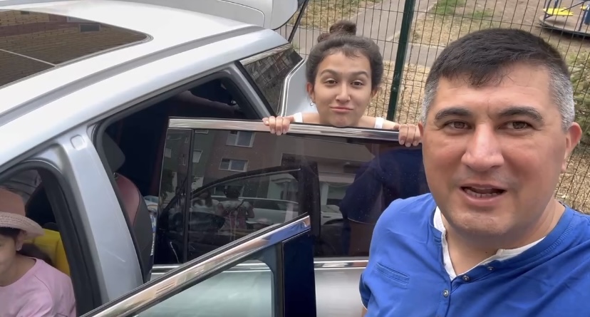 Алып баручы Айрат Ильясов ике кызы белән машинада Төркиягә киткән