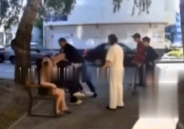 Нападение семейной пары на подростков у дома в Набережных Челнах попало на видео