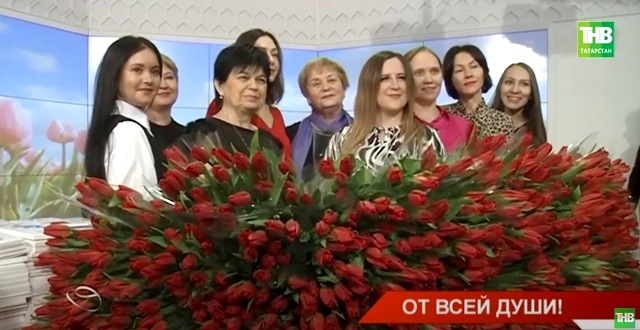 Рустам Минниханов и мужчины Татарстана поздравили женщин республики - видео