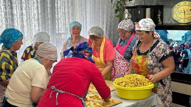 Чаллы волонтеры махсус хәрби операция зонасына 100 килограмм чәкчәк җибәрәчәк 