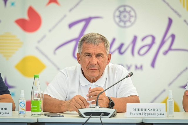 Минниханов: «Сэлэт» привносит большой вклад в сохранение татарского языка