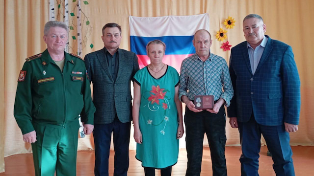 Родителям бойца, героически погибшего в зоне СВО, вручили медаль «За отвагу»