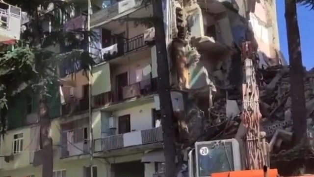 В Батуми обрушилась часть многоэтажки - видео