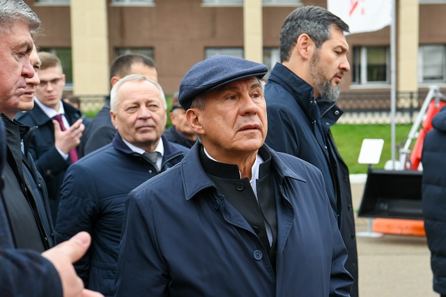 Минниханову в Набережных Челнах презентовали проект «Челнок» 