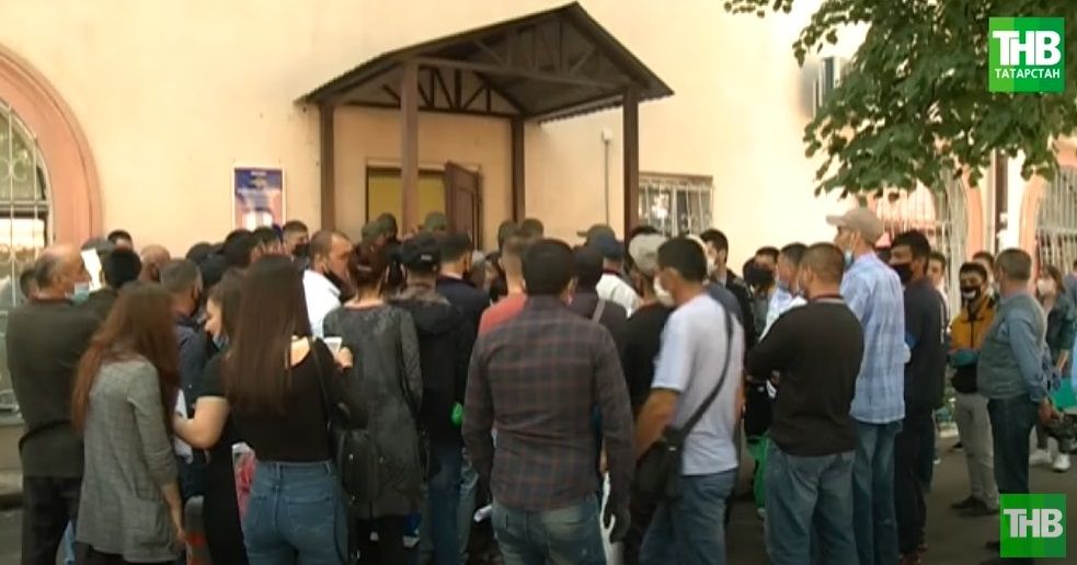 Казанское столпотворение: люди штурмуют миграционные центры - видео