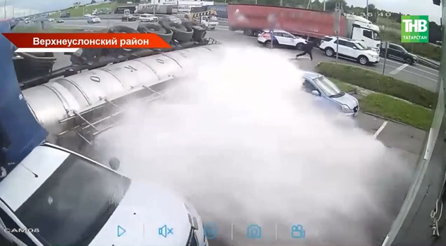 Опрокинувшийся молоковоз раздавил три машины на въезде в Казань, пешеход чудом спасся — видео