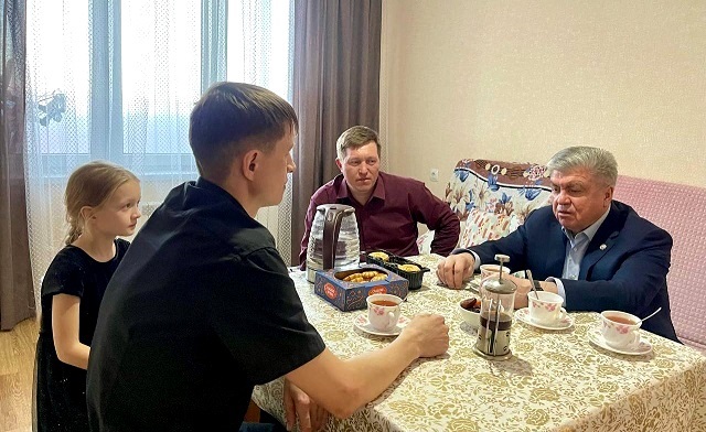 Магдеев пообещал оказывать помощь семье учительницы, умершей после сложных родов