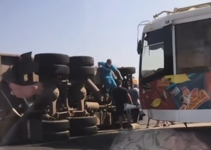 В Челнах «Камаз» лег поперек дороги после столкновения с трамваем – видео