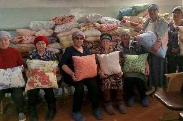 100 подушек для бойцов СВО: жительницы села Буралы отправили на фронт тепло своих рук