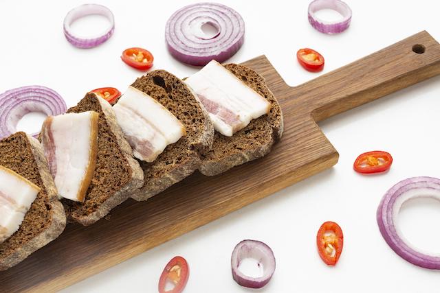 Сальмонеллез и описторхоз: эксперт КФУ рассказала, чем опасны сало и строганина