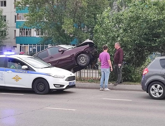 В Набережных Челнах госпитализировали 23-летнюю пассажирку «Лады», повисшей на яблоне