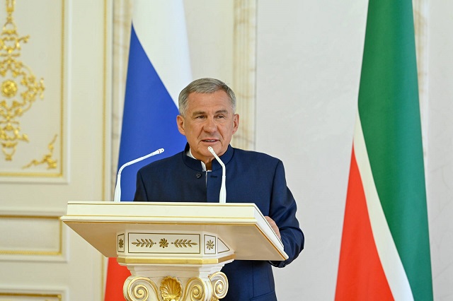 Минниханов поздравил жителей Татарстана с Днем космонавтики