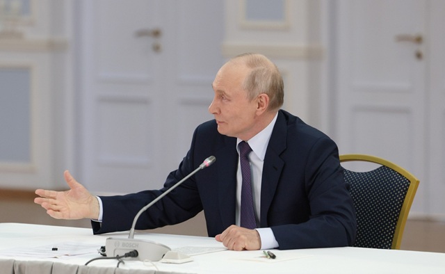 Путин: современное профобразование не уступает высшему