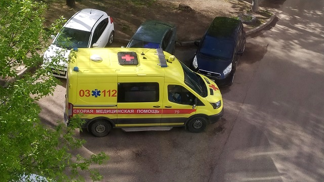 Выпавшая из окна высотки годовалая девочка скончалась в больнице Набережных Челнов