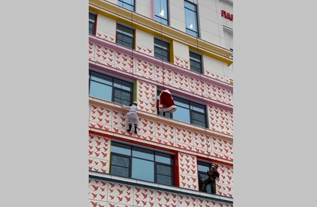 В Казани Дед Мороз и Снегурочка спустились с крыши, чтобы поздравить детей с Новым годом