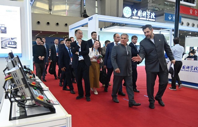 Раис Татарстана оценил разработки компаний на Китайской выставке высоких технологий