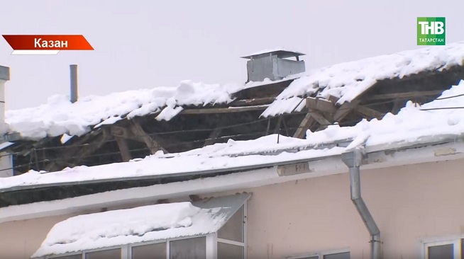 Казанда ике көн эчендә икенче түбә җимерелде: Дәрвишләрдә 4 катлы йортта фатирлар зыян күрде